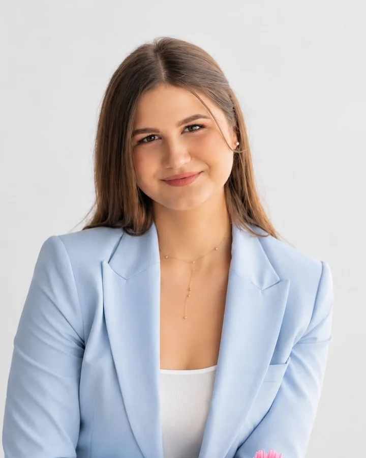 Svitlana, senior lash artist